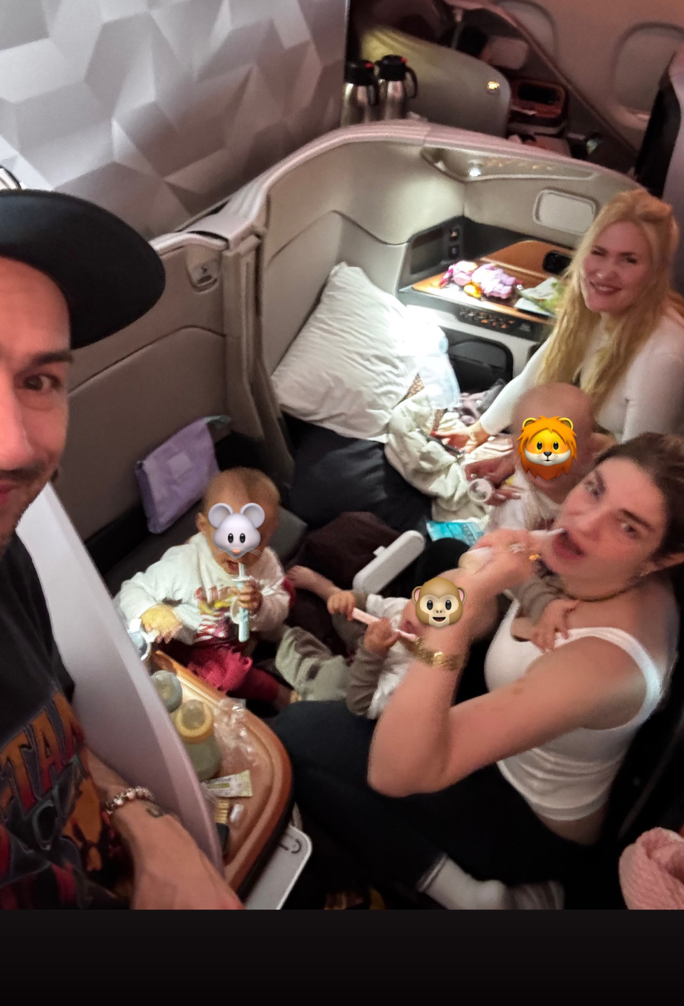 Familie mit Singapore-Airlines-Crew in der Business Class