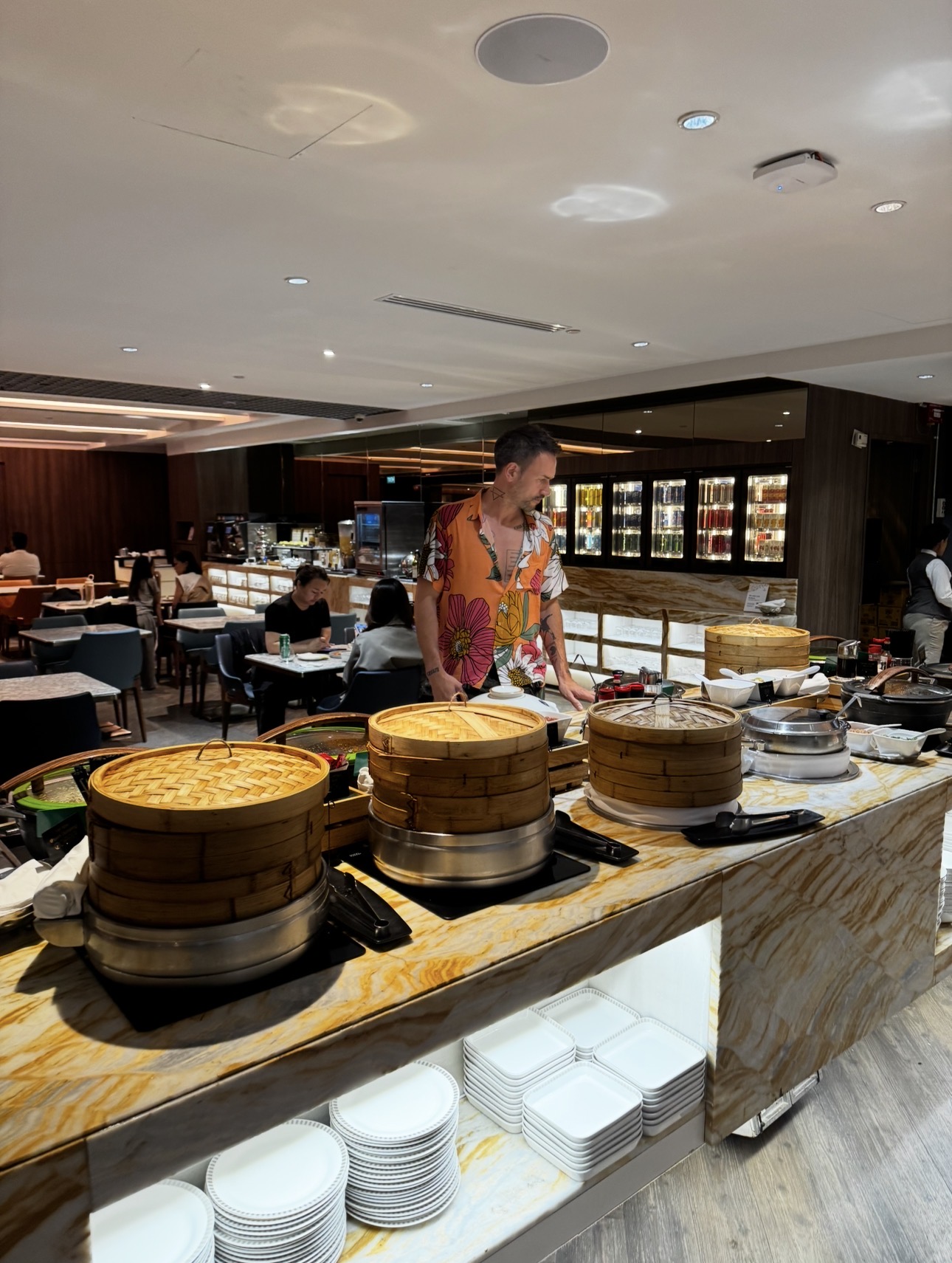Frühstück in der Airport-Lounge vor dem Flug